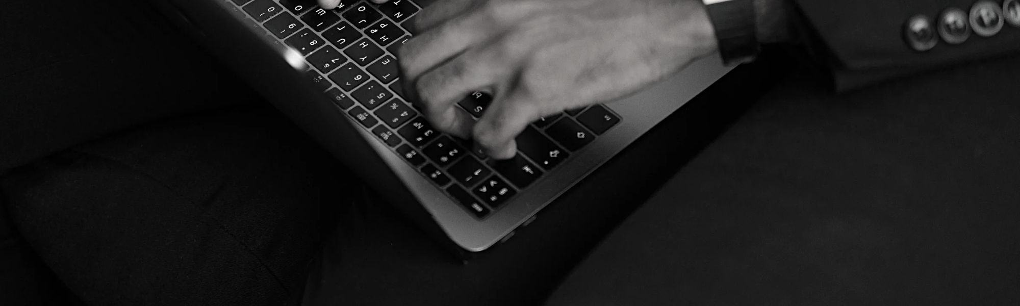 Banner Docs Glosarium Tim Desain Gaya Editorial Warna Hitam dan Putih